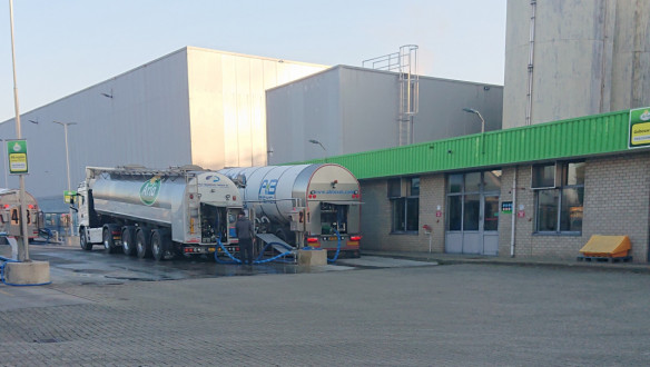 Vrachtauto’s lossen melk bij een zuivelverwerkingsbedrijf, transport van verse zuivel