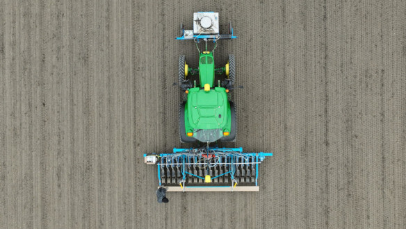 Uien zaaien op Nederlandse akker