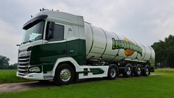Melkwagen van Lactalis Leerdammer, vervoer van verse zuivelproducten van boerderijen naar verwerkingslocaties