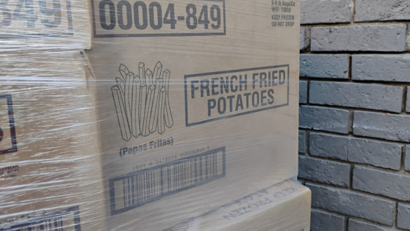 Levering van kartonnen dozen vol frites