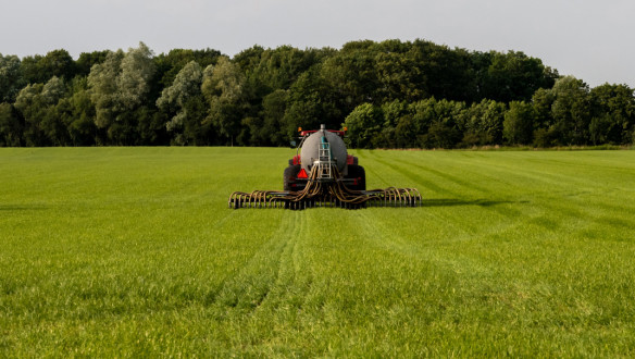 Bemesting van grasland, verspreiding van voedingsstoffen voor betere weidegroei