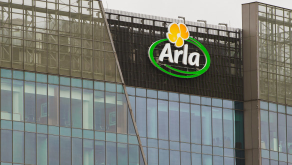 Arla-logo op kantoorgebouw in Polen, locatie van zuivelbedrijf