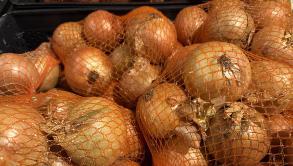 Uien bij supermarkt Plus