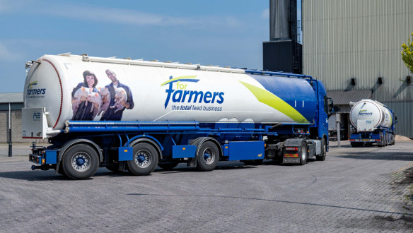 ZWOLLE, NEDERLAND – 8 MEI 2023: ForFarmers-vrachtwagens met silotrailer bij de mengvoederfabriek