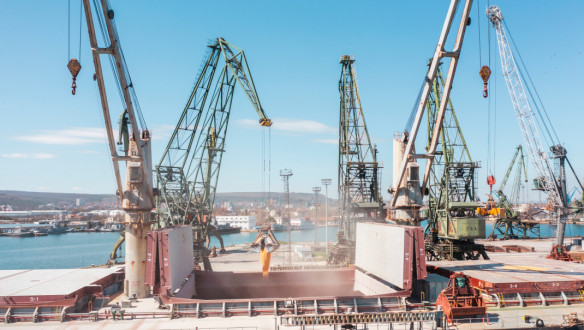 Schip wordt geladen in Oekraïne met graan