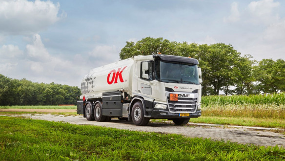 Een vrachtwagen van OK Oliecentrale