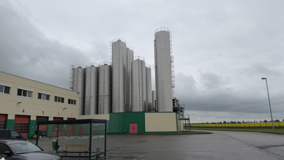 De fabriek van DMK in Altentreptow, waar een nieuwe lactiferrinefabriek is gebouwd