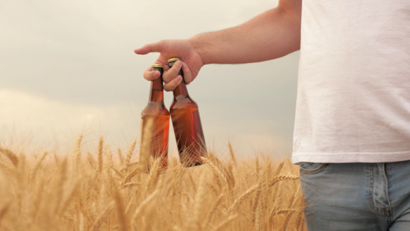 Man met twee flesjes bier