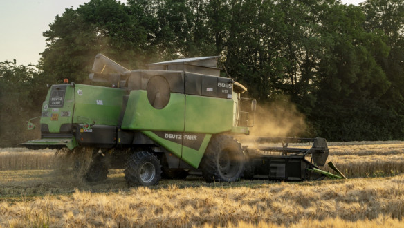 Een combine oogst wintergerst in Nederland