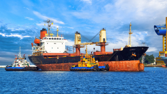 Schip met graan in haven van Odessa