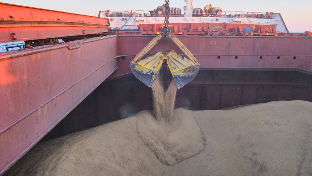 Attacks slow Ukrainian grain exports