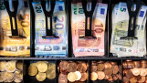 Kassa met eurobiljetten en munten in een winkel