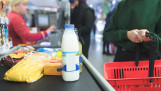 Betalen bij de kassa in de supermarkt, weerspiegeling van voedselprijzen, inflatie en koopkracht
