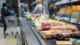 Betalen bij de kassa in de supermarkt, weerspiegeling van voedselprijzen, inflatie en koopkracht