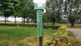 Regenmeter op een boerenbedrijf voor het meten van neerslag.