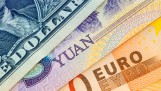 Bankbiljetten van dollar, yuan en euro naast elkaar.