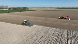 Aardappelen poten op het land met landbouwmachines.