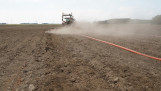 Sleepslangen op landbouwgrond voor het emissiearm uitrijden van drijfmest.