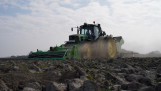 Aardappelen poten op het land met landbouwmachines.