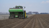 Aardappelen poten op het land met landbouwmachines.