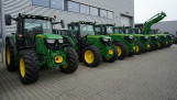 John Deere-trekkers opgesteld in een rij