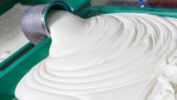Productie van mozzarella kaas in een zuivelfabriek