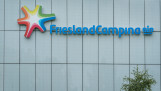 Logo van FrieslandCampina op de gevel van bedrijfsgebouw