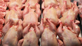Slagerij met vers kipvlees uitgestald in de vitrine.
