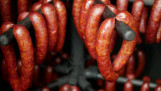 Gerookte worsten van vlees, traditionele productie en verwerking van worst