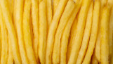 Goudgele krokante frites van verse aardappelen
