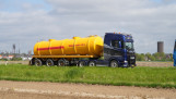 Gele vacuümtankwagen voor mesttransport