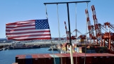 Amerikaanse vlag op mast van vrachtschip in containerterminal Newark