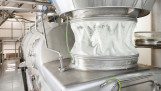 Productie van melkpoeder bij Vreugdenhil Dairy Foods, Nederlands zuivelverwerkingsbedrijf