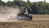 Akkerbouwgrond klaargemaakt met een eg, voorbereid voor het nieuwe groeiseizoen