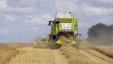 Stro-oogst in Frankrijk, landbouwmachines in actie op het platteland