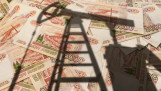 Roebelbankbiljetten met de schaduw van een olietoren, symbool voor de energie-economie