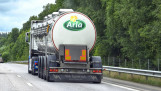 Melkwagen van Arla Foods, vervoer van verse zuivel van boerderijen naar verwerkingslocaties