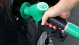 Enkhuizen, Noord-Holland / Nederland – 21 juni 2020: close-up van het tanken van een auto.