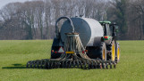 Drijfmest uitgereden op grasland als bemesting.