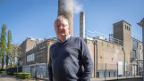 Rik Hoogenberg voor de zuivelfabriek in Ommen