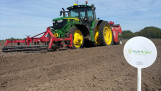 Tractor bereidt het veld voor tijdens een demonstratie van precisiebemesting met NutriTrain.