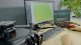 Persoon analyseert dronebeelden op een computerscherm met gespecialiseerde software.