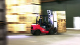 Een heftruck verplaatst kratten