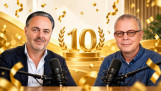 Twee podcastmakers vieren hun 10e uitzending met gouden jubileumdecoratie en microfoons.